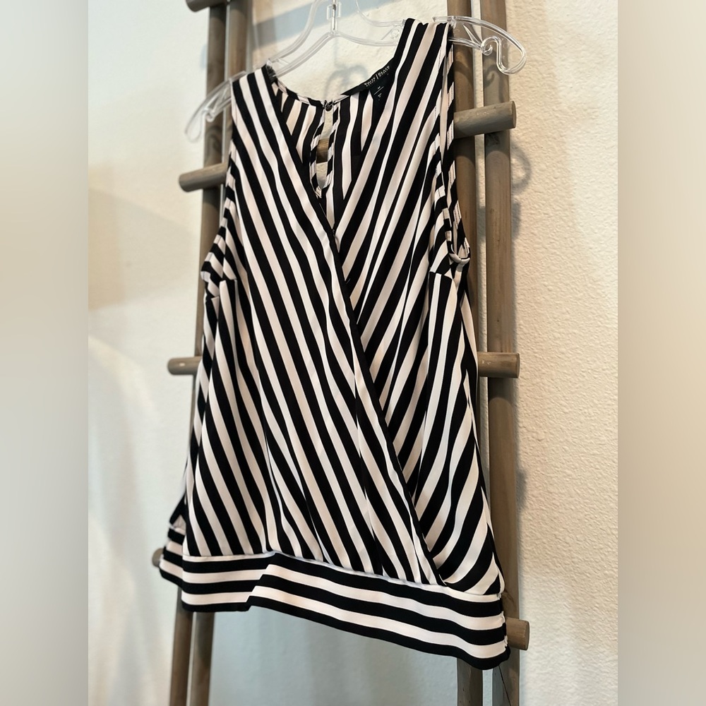 White House Black Market Size Medium Black White Stripe Eye Catching Top 🖤🤍
